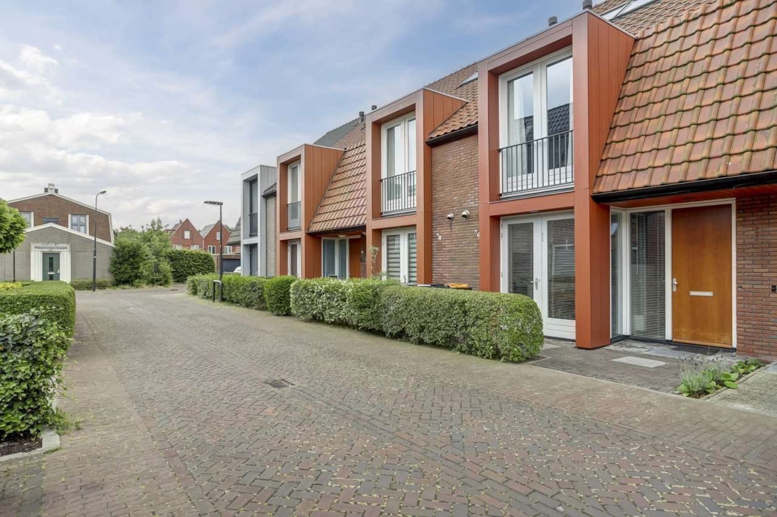 De straat en voordeur van het proefhuis in Sint Pancras